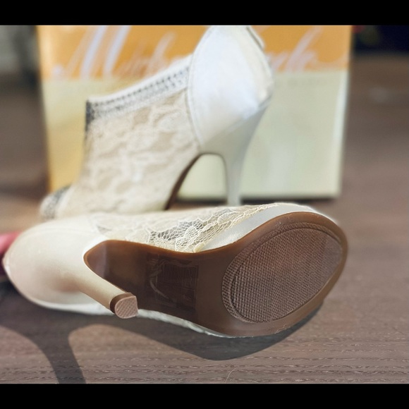 White/ivory lace and crystal embellished bootie heel new with tags never worn - Picture 4 of 9